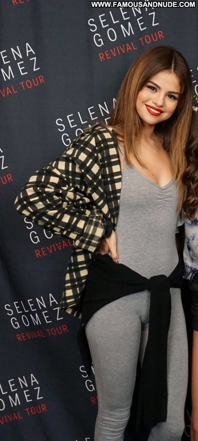 Selena Gomez Posing Hot Babe Actress Camel Toe Celebrity American
