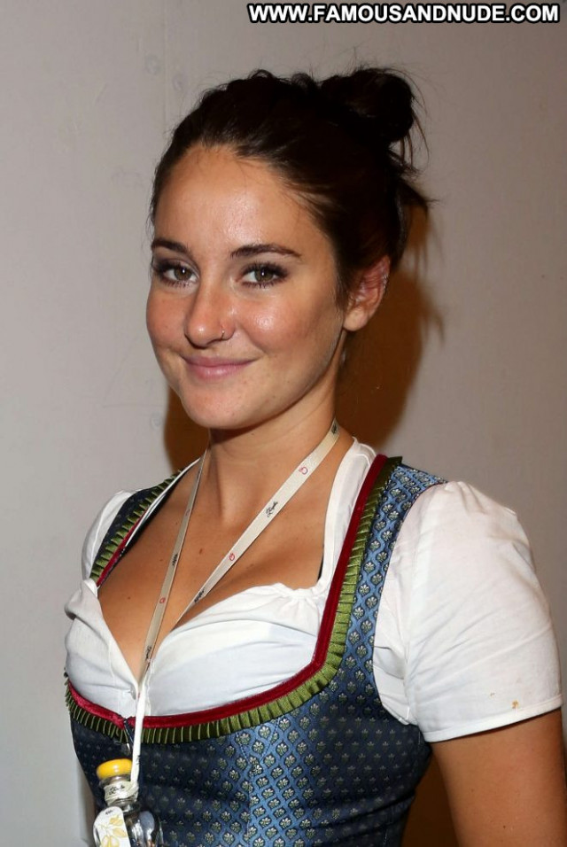 Shailene Woodley Paparazzi Babe Posing Hot Beautiful Celebrity Hot