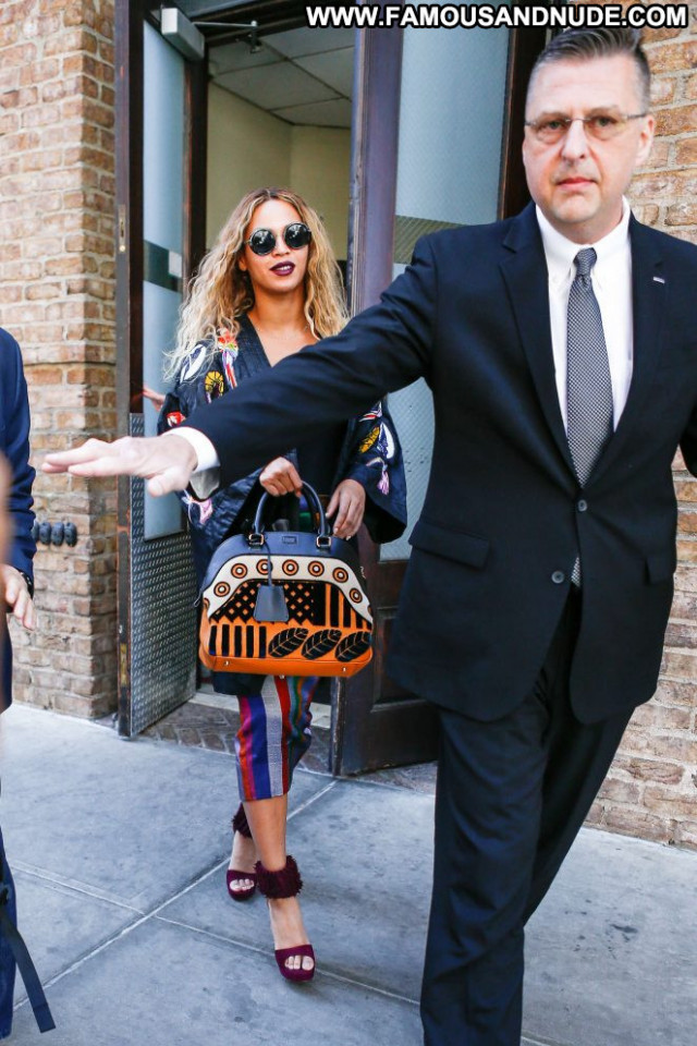 Beyonce New York Beautiful Hot Celebrity Paparazzi Babe Posing Hot