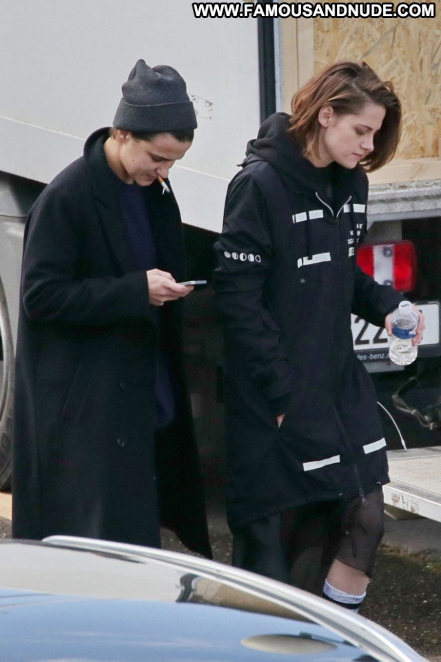 Kristen Stewart Posing Hot Paparazzi Babe Celebrity Beautiful Female Kristen Stewart Posing Hot Paparazzi Babe Celebrity Beautiful Female