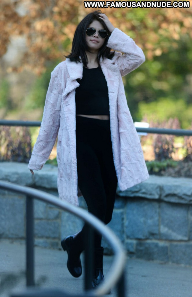 Selena Gomez Posing Hot Celebrity Beautiful Babe Paparazzi Actress Hd Selena Gomez Posing Hot Celebrity Beautiful Babe Paparazzi Actress Hd