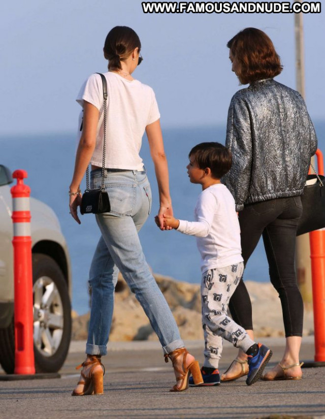 Miranda Kerr Mali Posing Hot Jeans Celebrity Beautiful Babe Paparazzi