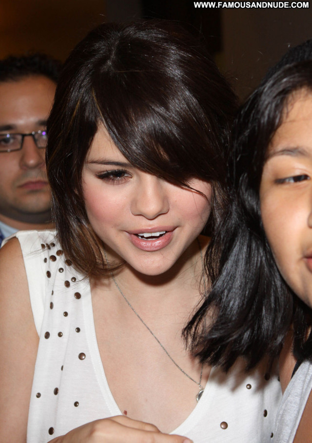 Selena Gomez New York Beautiful Babe Celebrity Posing Hot Paparazzi