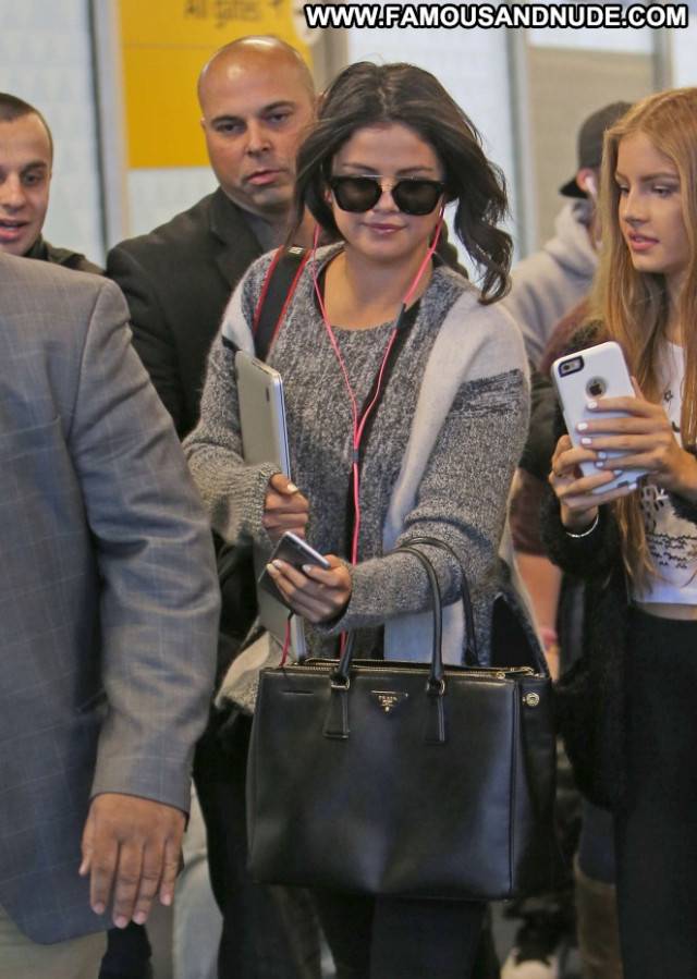 Selena Gomez Jfk Airport In Nyc Babe Beautiful Posing Hot Nyc