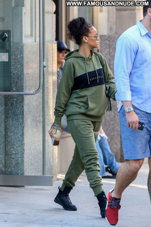 Rihanna New York Paparazzi New York Babe Posing Hot Celebrity