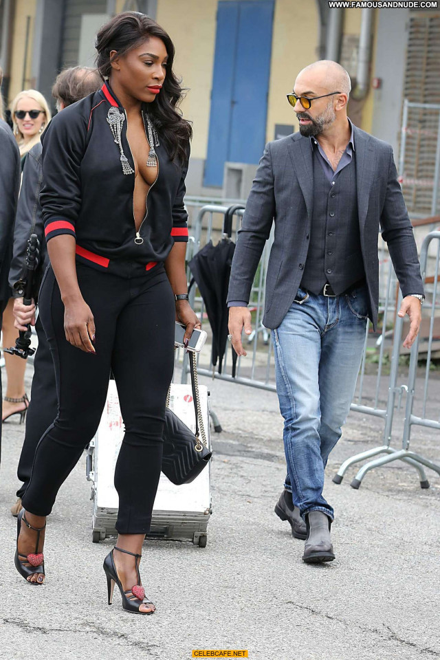 Serena Williams Fashion Show Fashion Posing Hot Celebrity Cleavage