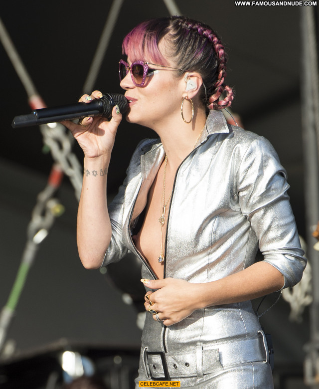 Lily Allen No Source Babe Stage Celebrity Titslip Tits Posing Hot