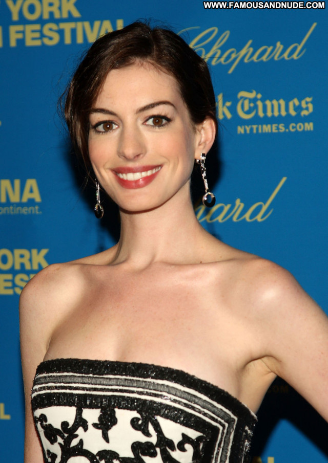 Anne Hathaway The Class Beautiful New York Posing Hot Hat Celebrity
