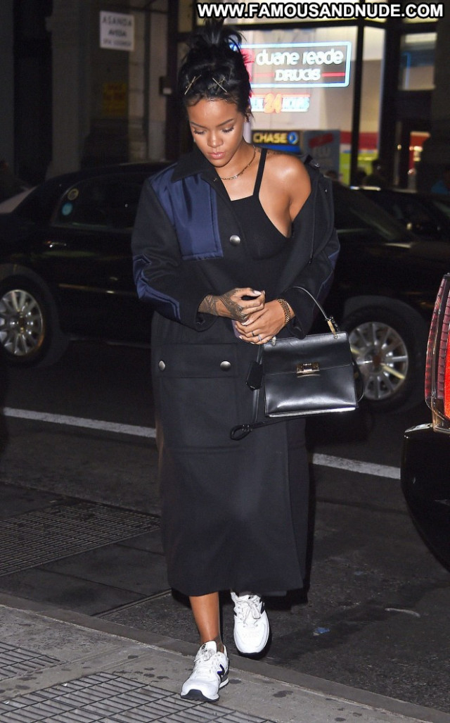 Rihanna New York Beautiful Celebrity Posing Hot Babe Paparazzi New