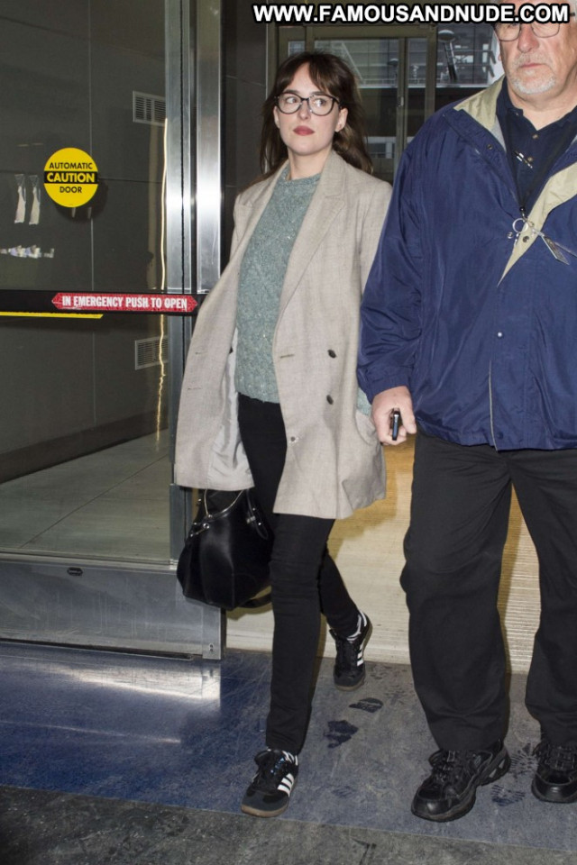 Dakota Johnson Jfk Airport In Nyc Babe Paparazzi Nyc Celebrity