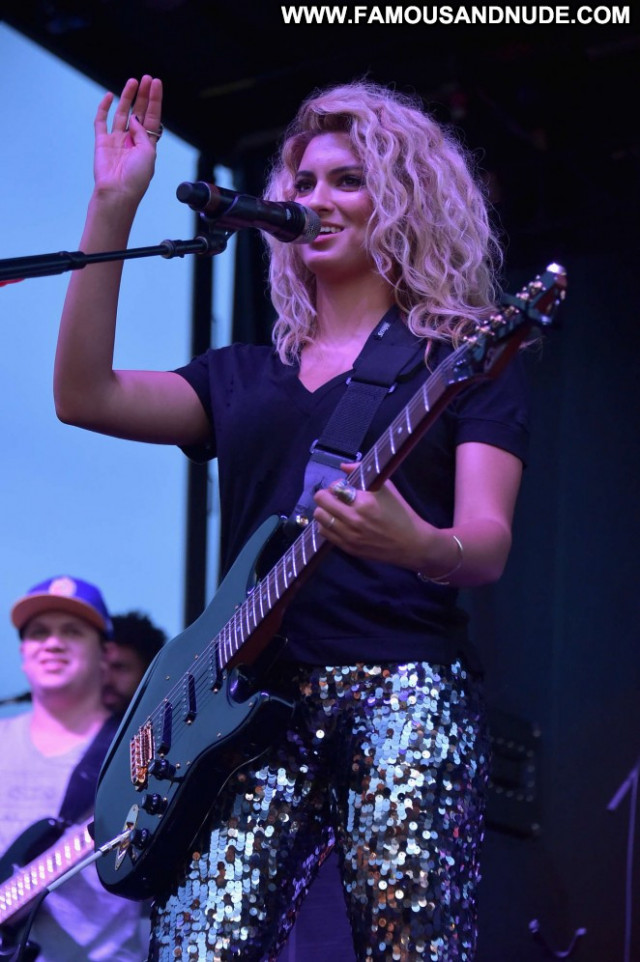 Tori Kelly Posing Hot Babe Beautiful Hot Paparazzi Celebrity Actress