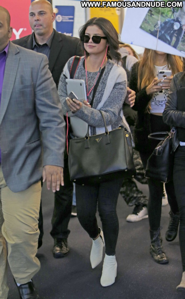 Selena Gomez Jfk Airport In Nyc Babe Celebrity Beautiful Nyc