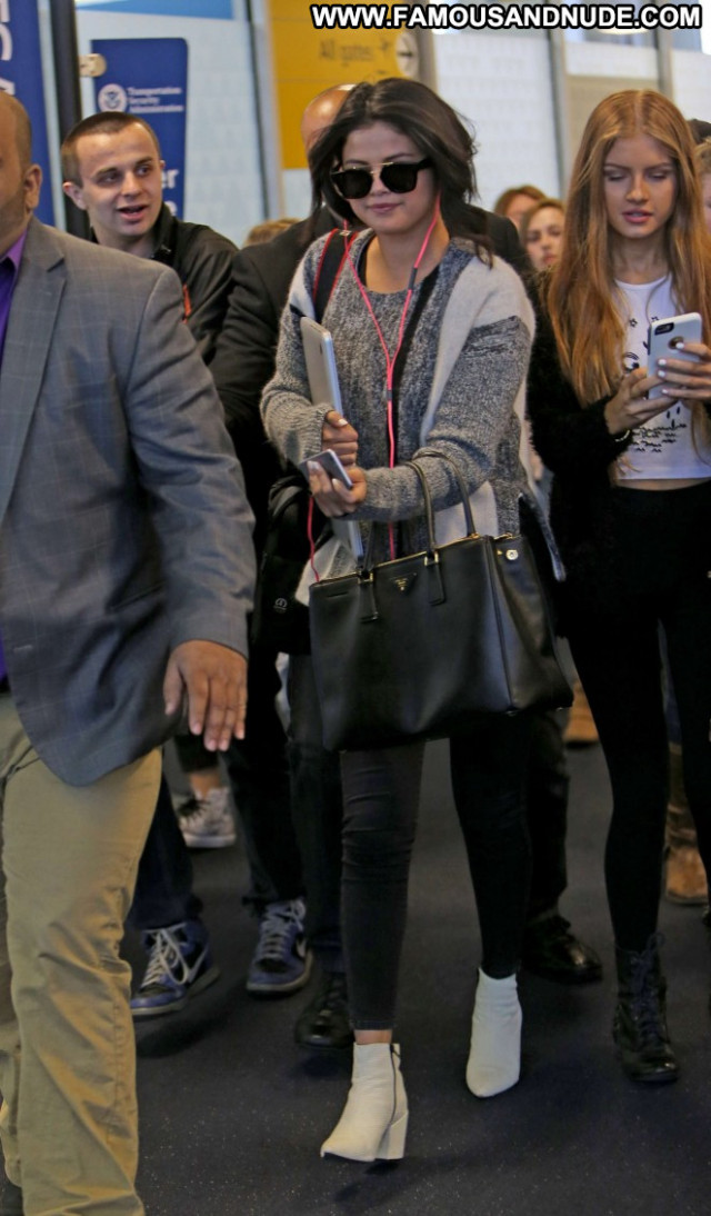 Selena Gomez Jfk Airport In Nyc Paparazzi Babe Celebrity Beautiful