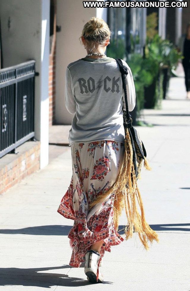 Elsa Pataky Beverly Hills Skirt Paparazzi Beautiful Posing Hot