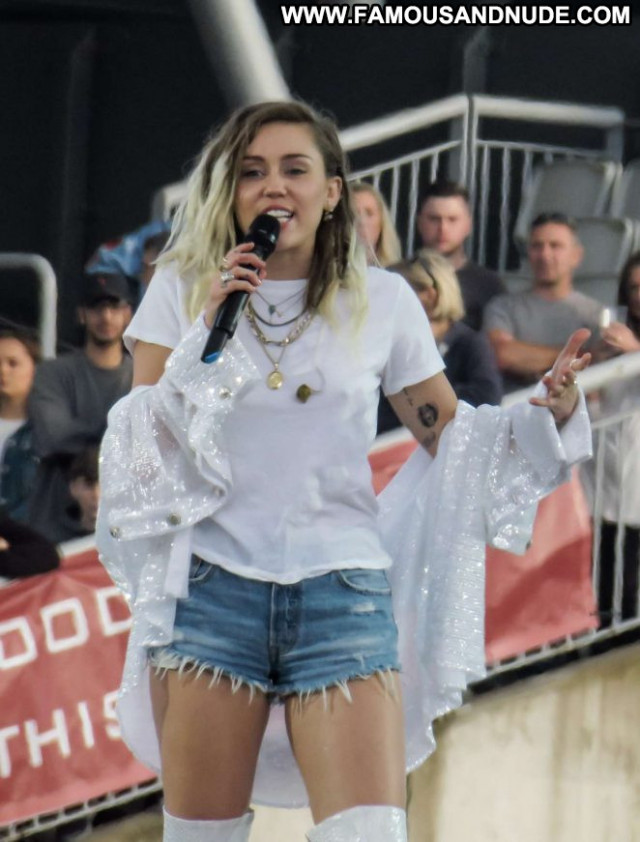 Miley Cyrus E Love Celebrity Concert Babe Paparazzi Posing Hot