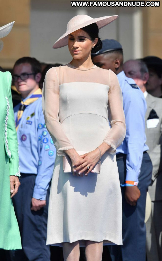 Meghan Markle Garden Party London Posing Hot Paparazzi Beautiful Babe