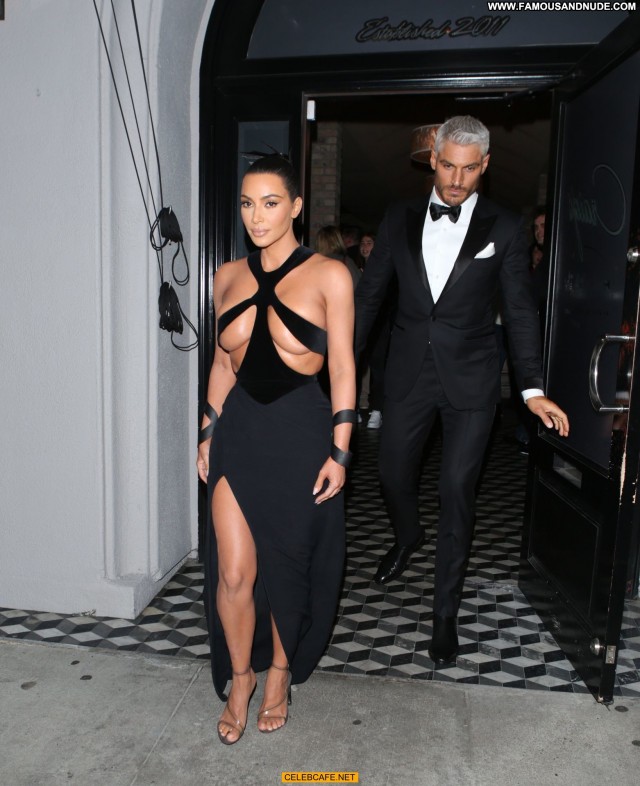 Kim Kardashian Celebrity Topless Restaurant Toples Posing