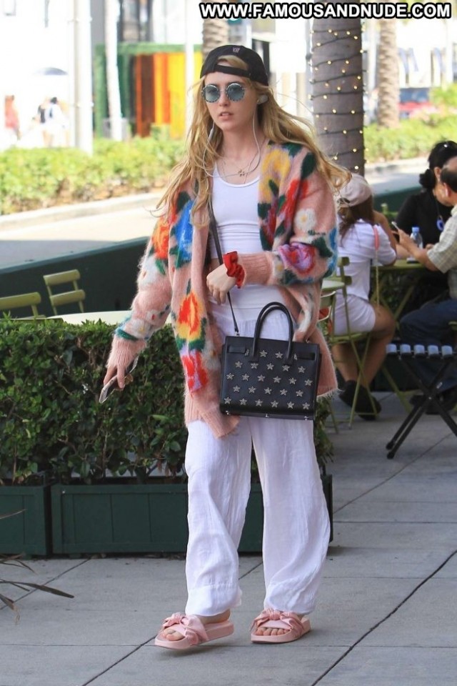 Kathryn Newton Beverly Hills  Babe Paparazzi Posing Hot Beautiful