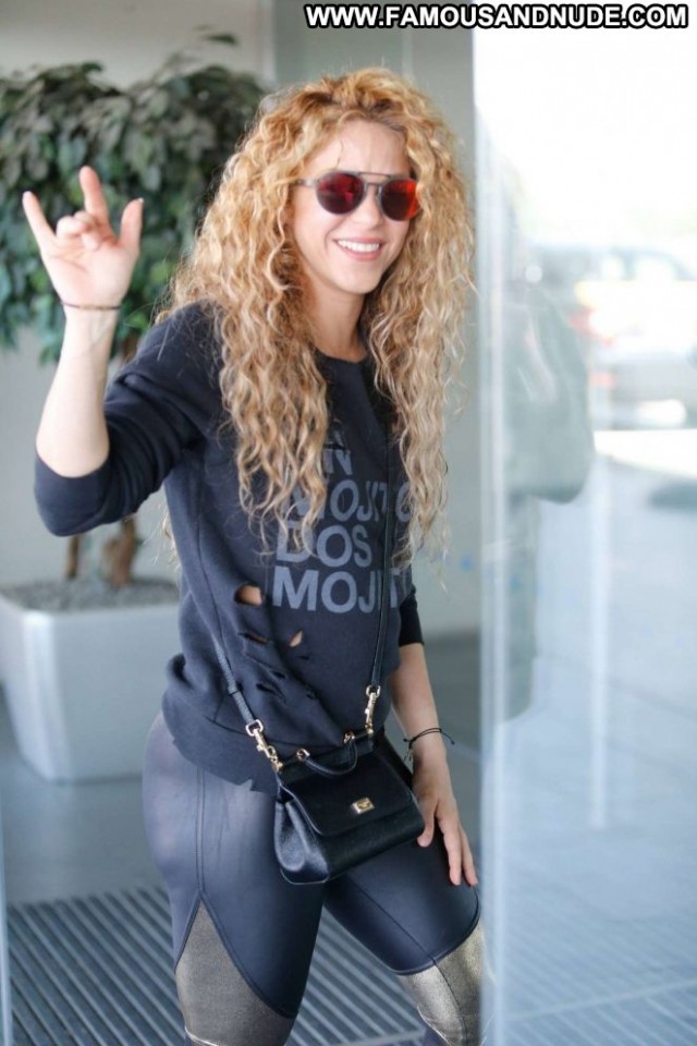 Shakira No Source Celebrity Beautiful Posing Hot Babe Bar Paparazzi
