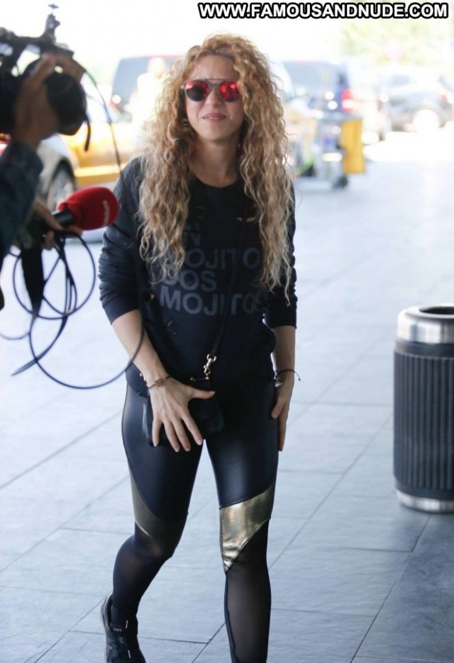 Shakira Beautiful Celebrity Babe Paparazzi Bar Posing Hot