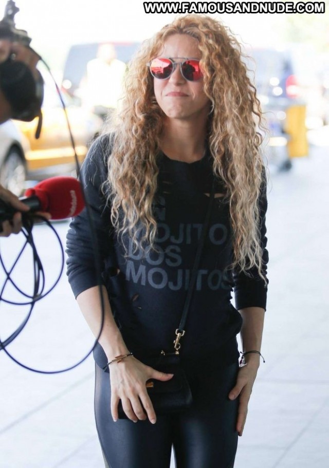Shakira No Source Bar Paparazzi Posing Hot Celebrity Beautiful Babe