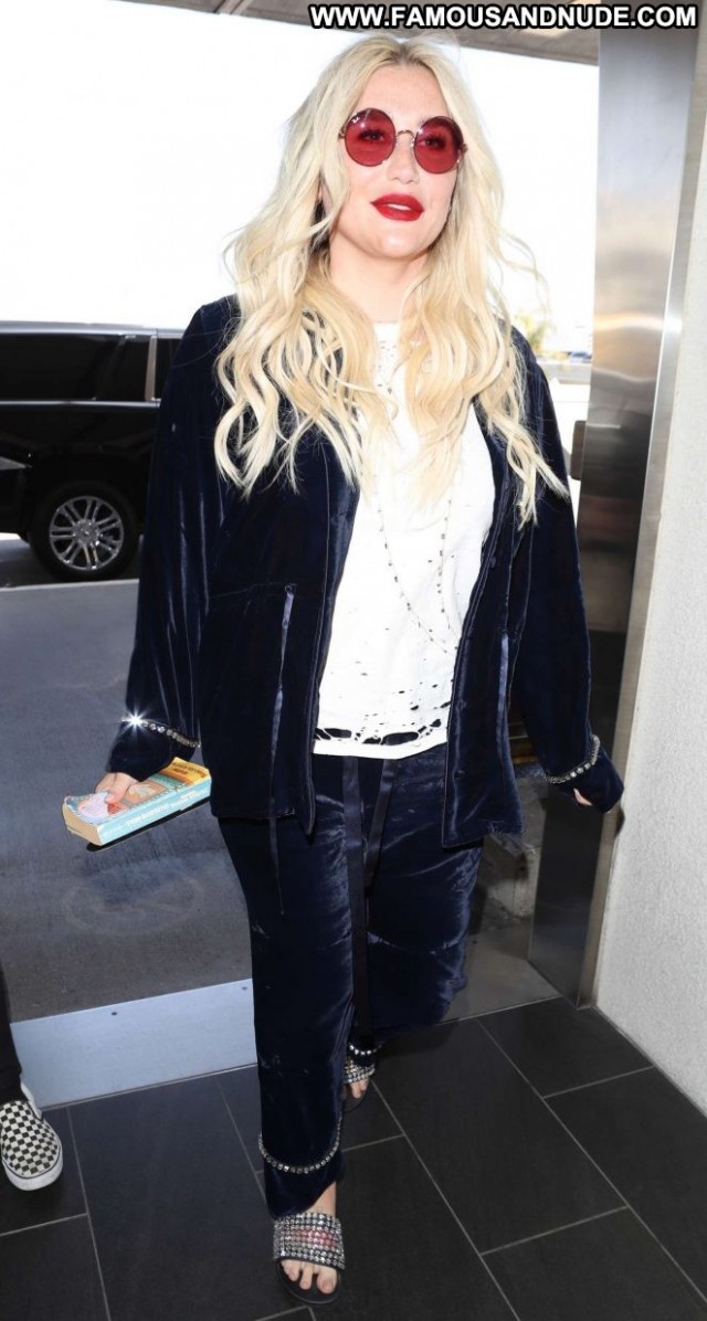 Kesha Lax Airport  Celebrity Posing Hot Beautiful Babe Lax Airport