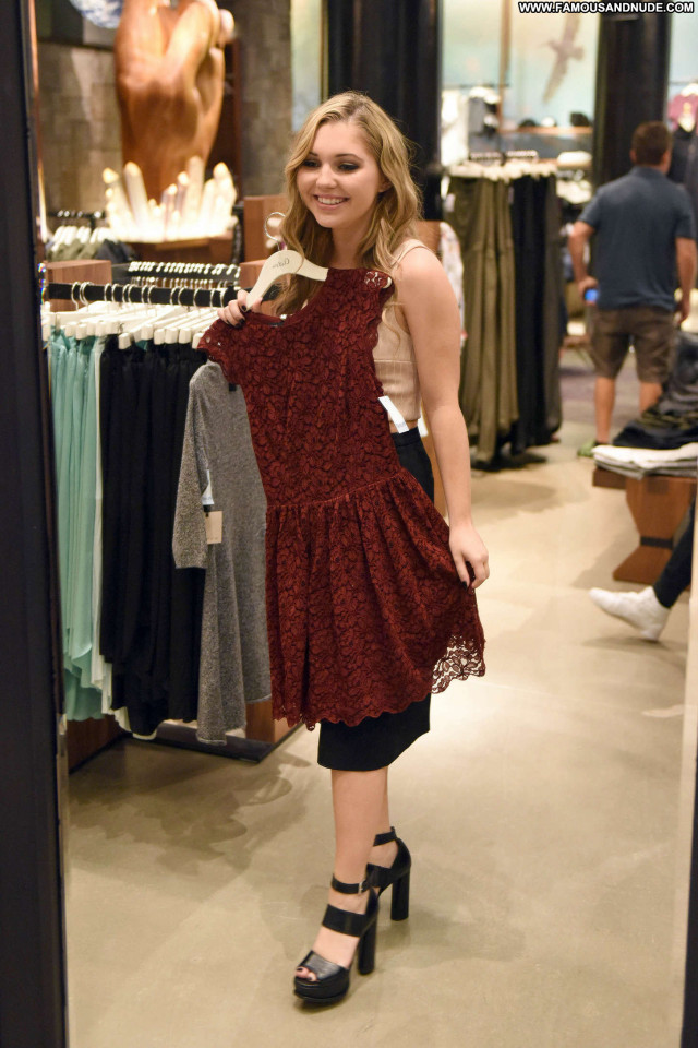 Sammi Hanratty New York  Posing Hot Celebrity Beautiful Shopping
