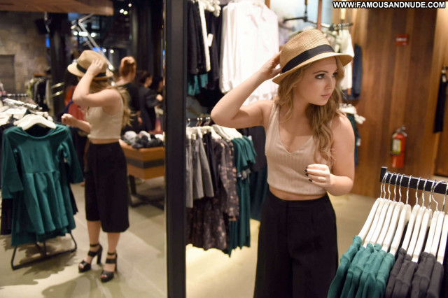 Sammi Hanratty New York Beautiful Posing Hot Shopping Babe Celebrity