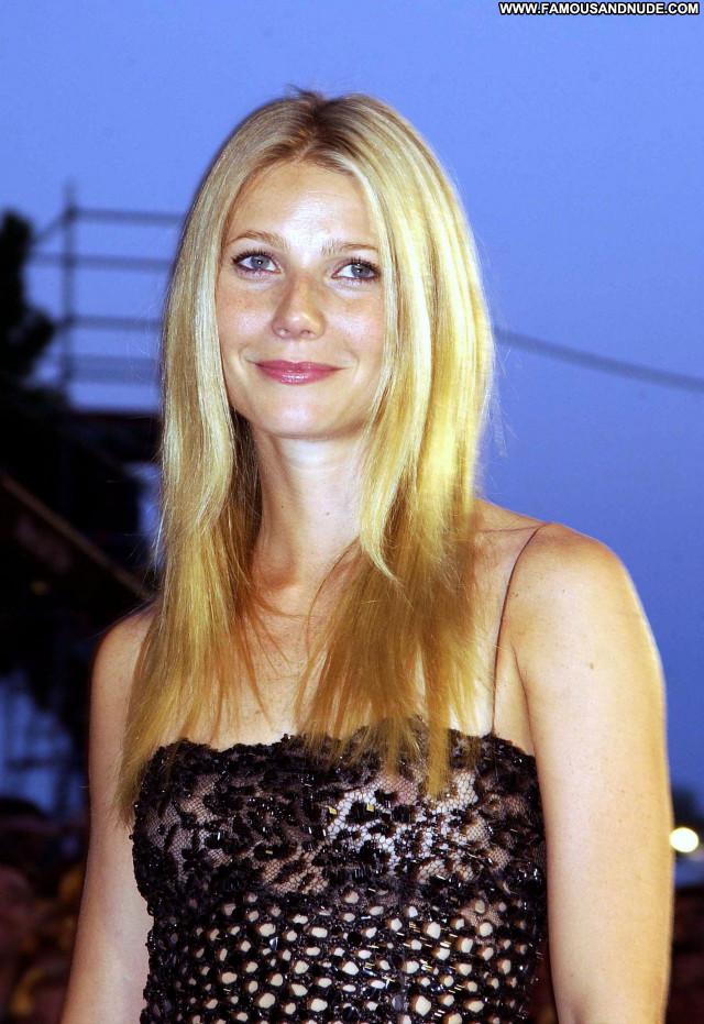 Gwyneth Paltrow No Source Posing Hot Babe Sexy Celebrity Beautiful