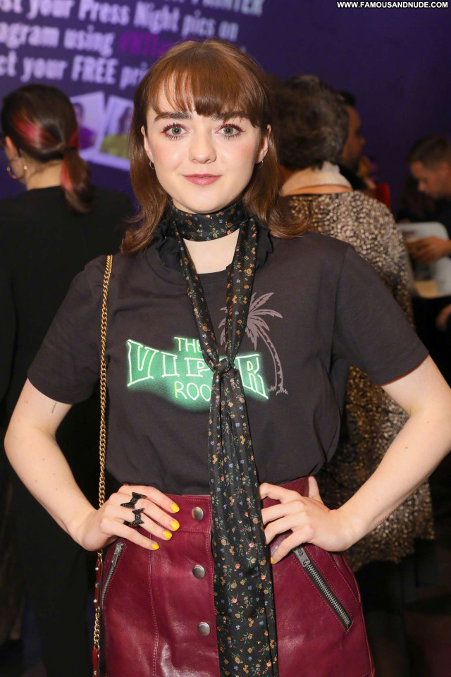 Maisie Williams Paparazzi Babe Posing Hot Beautiful Celebrity