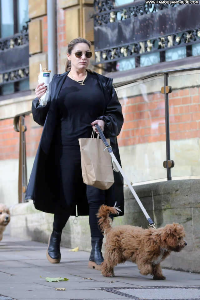 Kelly Brook No Source Posing Hot Beautiful Celebrity Paparazzi Babe